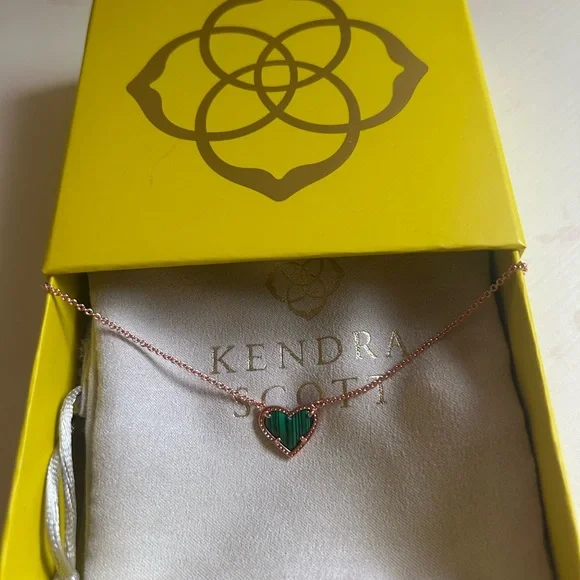 Kendra Scott Ari Heart Rose Gold Pendant Necklace in Green Malachite - Picture 3 of 3